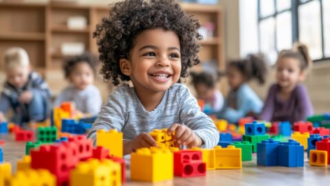 A comprehensive educational guide illustrating how children learn through play, featuring sections on structured and unstructured play, cognitive development, and implementation strategies for teachers and parents. The document includes colorful emoji icons for each section, clear hierarchical headings, and organized bullet points for easy navigation.